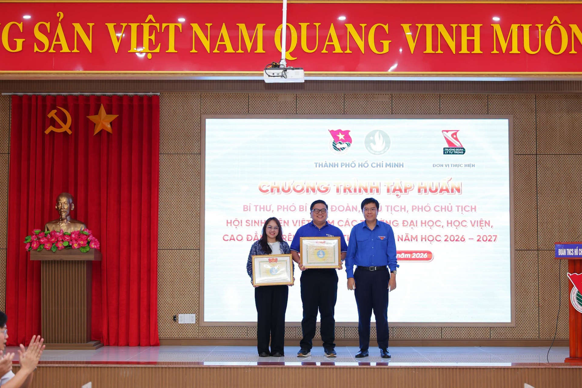 Đại diện WESET nhận Bằng khen trên sân khấu