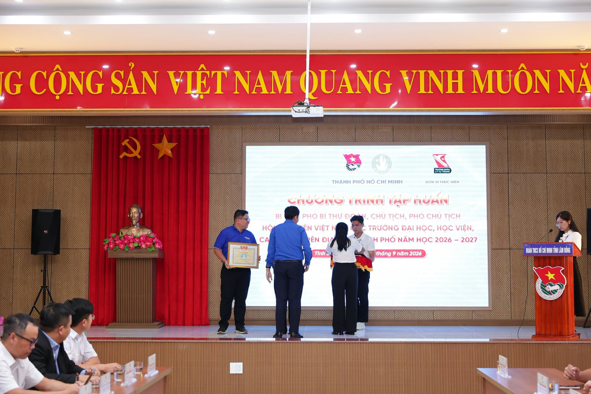 Lễ trao bằng khen trên sân khấu