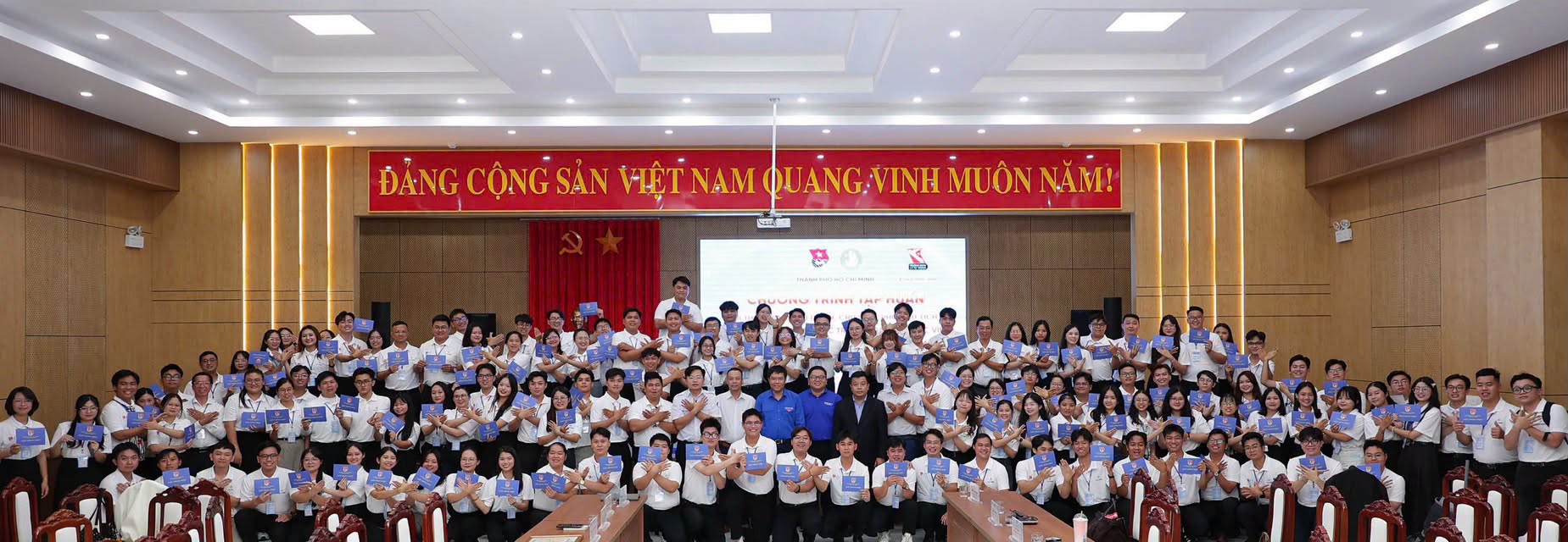 Tập thể sinh viên và đại biểu cùng nhau tại chương trình tập huấn